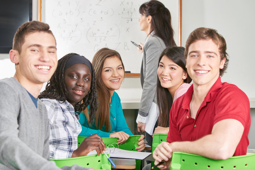 Multikulturelle Gruppe Teenager als Schüler in der Klasse