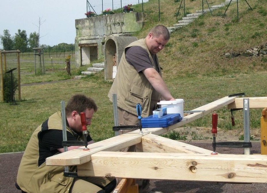 Teilnehmer arbeiten an einer Holzkonstruktion beim VHS-Bildungswerk in Zerbst