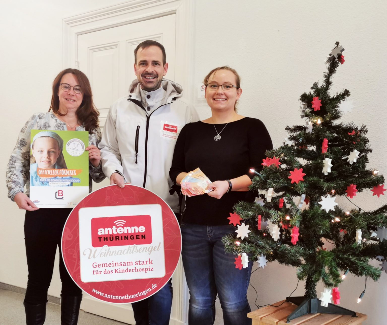 Daniela Weidner und Iris Schneider übergeben eine 500 Euro-Spende an CDU-Stadtrat Alexander Wettig