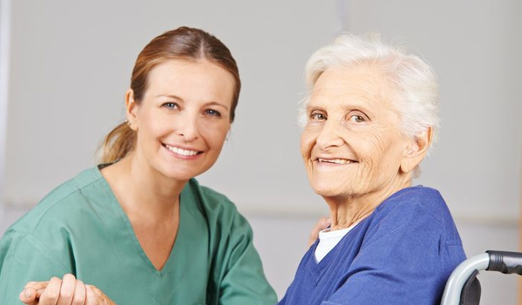 Altenpflege durch Krankenschwester bei Seniorin