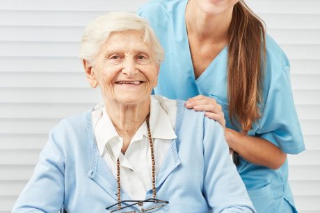 junge-krankenschwester-und-laechelnde-seniorin