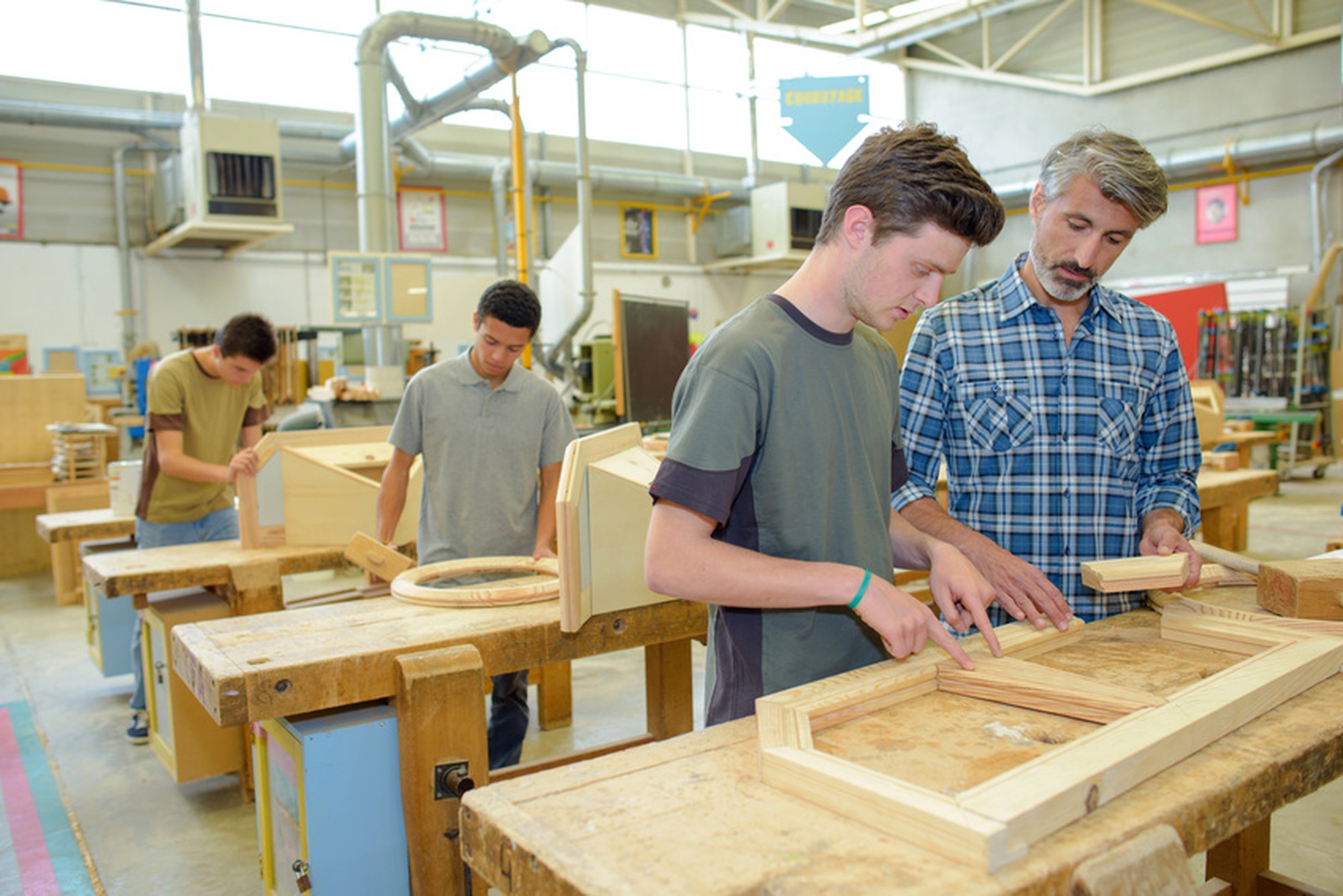 Jugendliche in der Holzwerkstatt