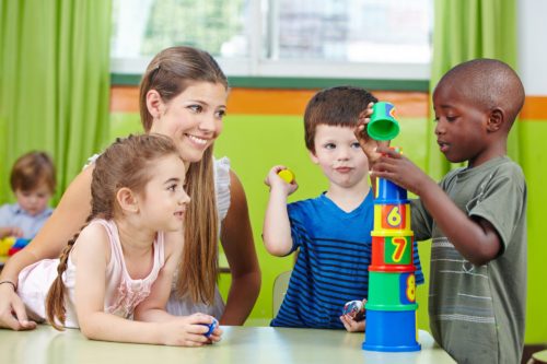 Kinder bauen Turm im Kindergarten