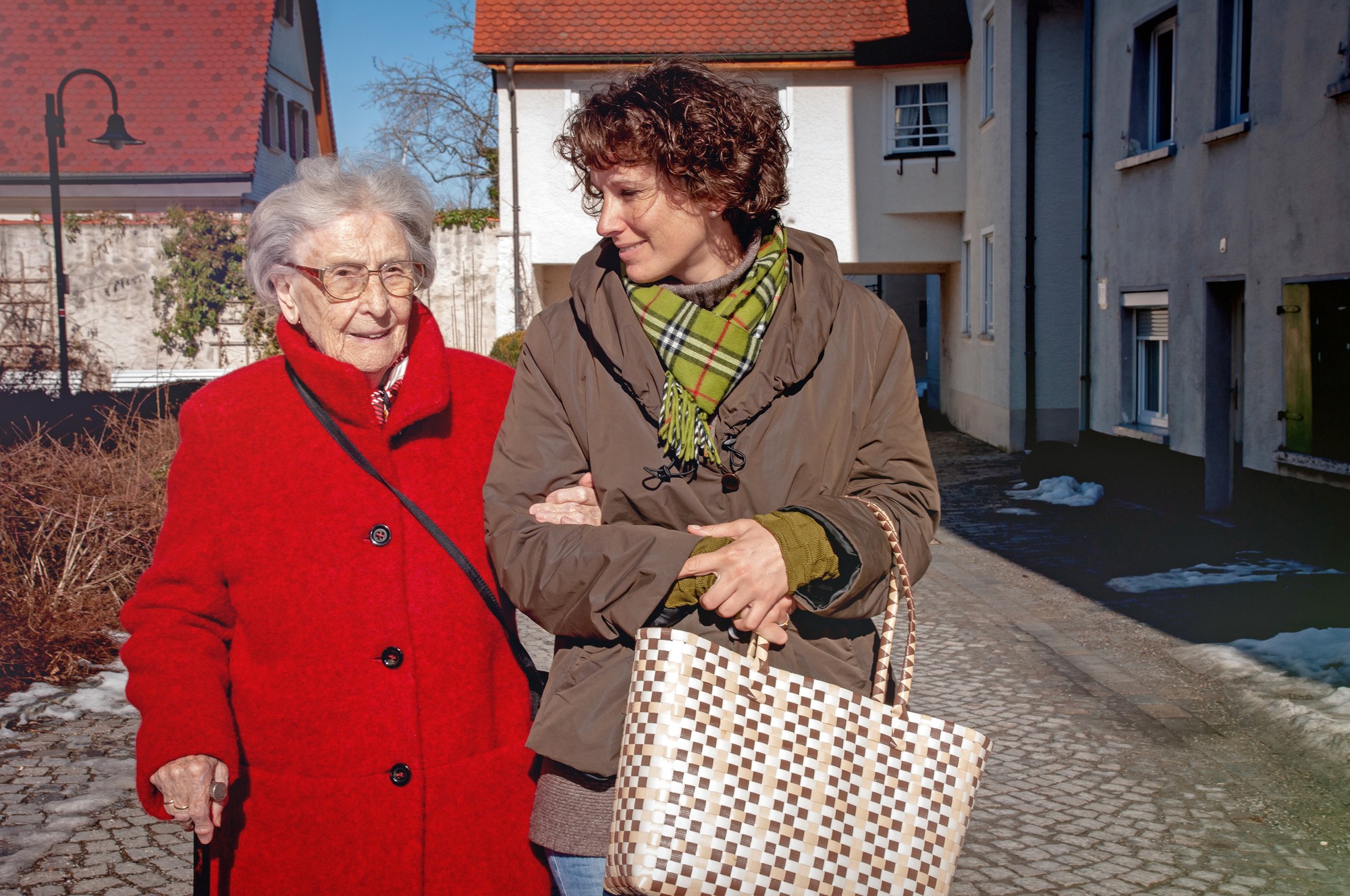 Seniorin mit Betreuerin gehen einkaufen