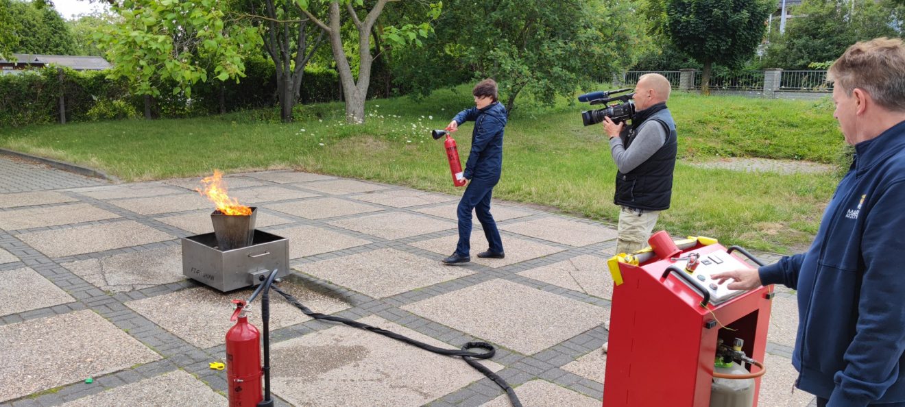 MDR begleitet Brandschutzhelfer-Kurs in Magdeburg