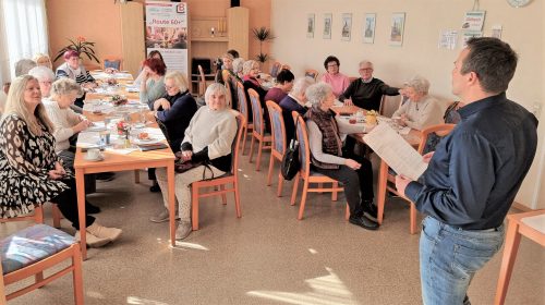 Dirk Fuhrmann (vorn, re.), Experte in Sachen Pflege und Versicherung, referierte im Rahmen des Projektes „Route 60+“ vor wenigen Tagen in den Räumen der Aschersleber Volkssolidarität.