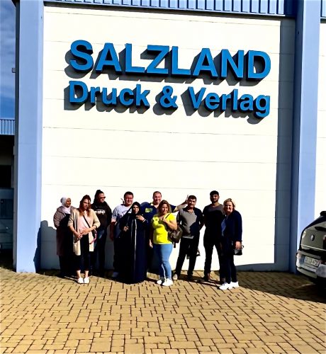 gruppenfoto-vor-der-salzland-druck-gmbh