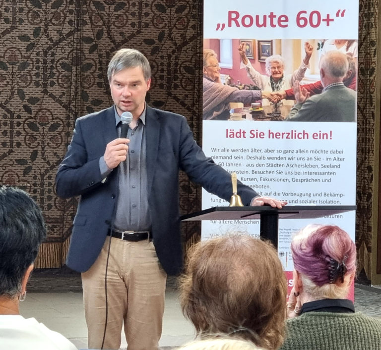 Ascherslebens Oberbürgermeister Steffen Amme referierte in der Kreisbibliothek vor Seniorinnen und Senior:innen des Projekts „Route 60+“.
