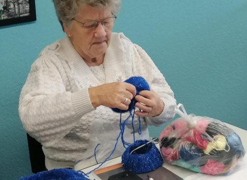 unter-den-geschickten-haenden-der-projektteilnehmerin-entstanden-tolle-dinge-aus-wolle