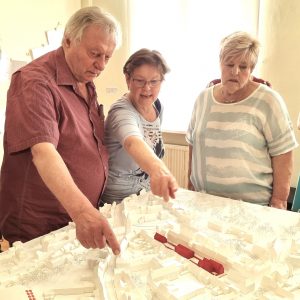 Teilnehmerinnen und Teilnehmer des Projekts „Route 60+“ informierten sich beim Besuch einer Ausstellung im städtischen Museum über das künftige Bauvorhaben „Kulturinsel“ in Aschersleben.
