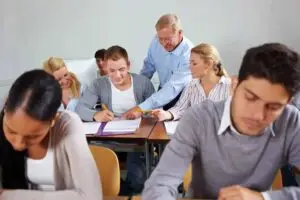 Gruppe von Sch&uuml;lern schreiben im Klassenraum