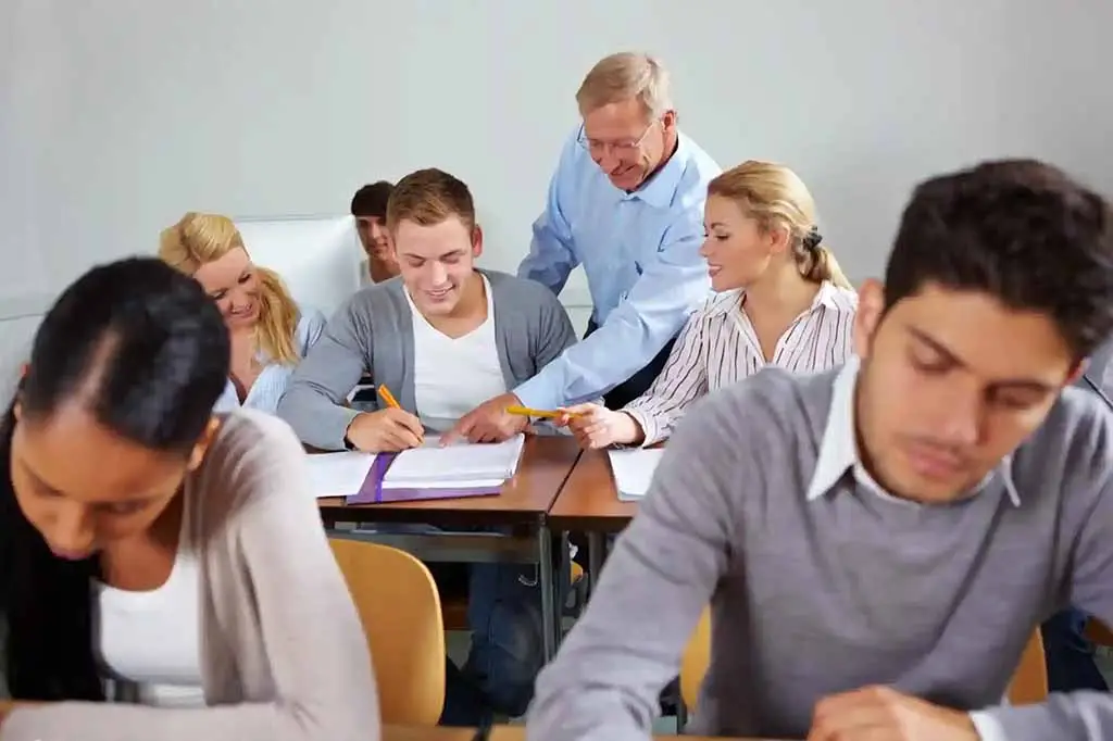 Gruppe von Schülern schreiben im Klassenraum