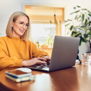 Frau am Laptop