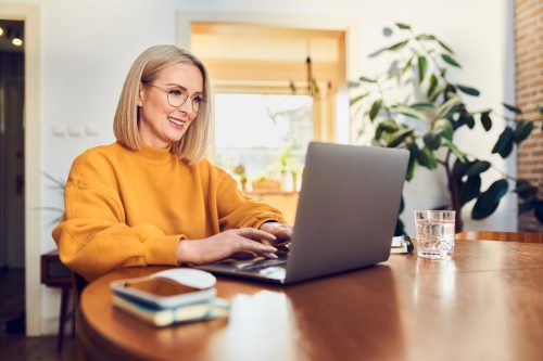 Frau am Laptop