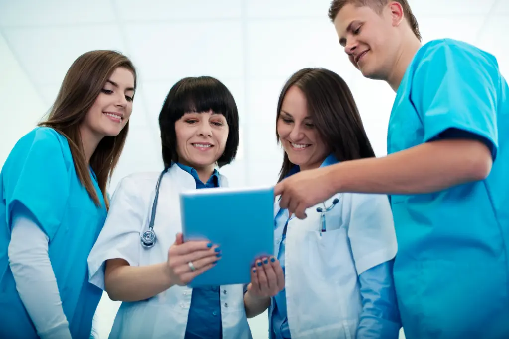 medizinisches-team-pruft-ergebnisse-auf-digitalem-tablet