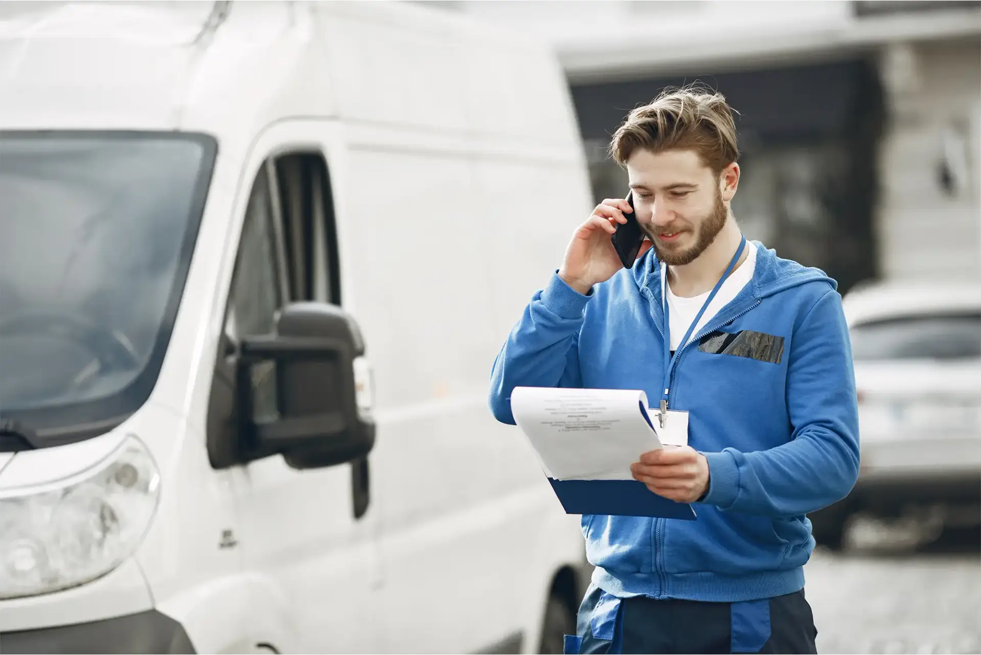 Servicefahrer am Fahrzeug