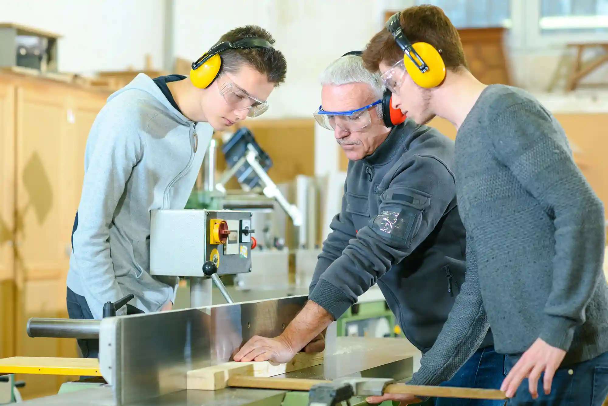 Jugendliche in der Werkstatt bei einer berufsvorbereitenden Bildungsmaßnahme
