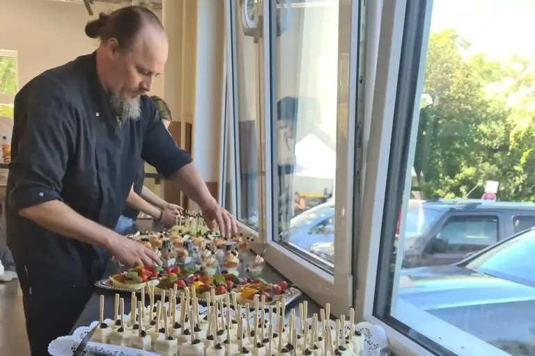Mann richtet Buffet an