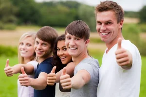 Jugendliche Teilnehmen im Bundesfreiwilligendienst zeige Daumen hoch