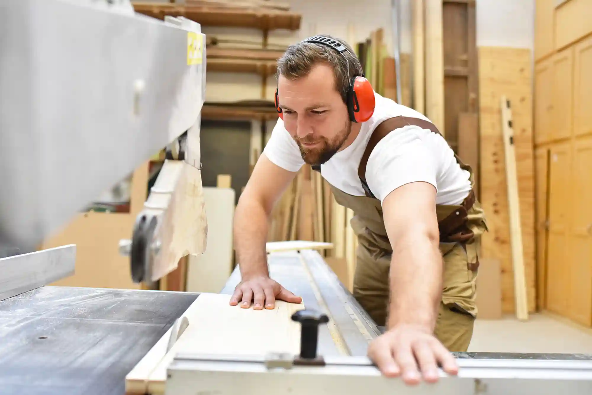Tischler sägt Holz