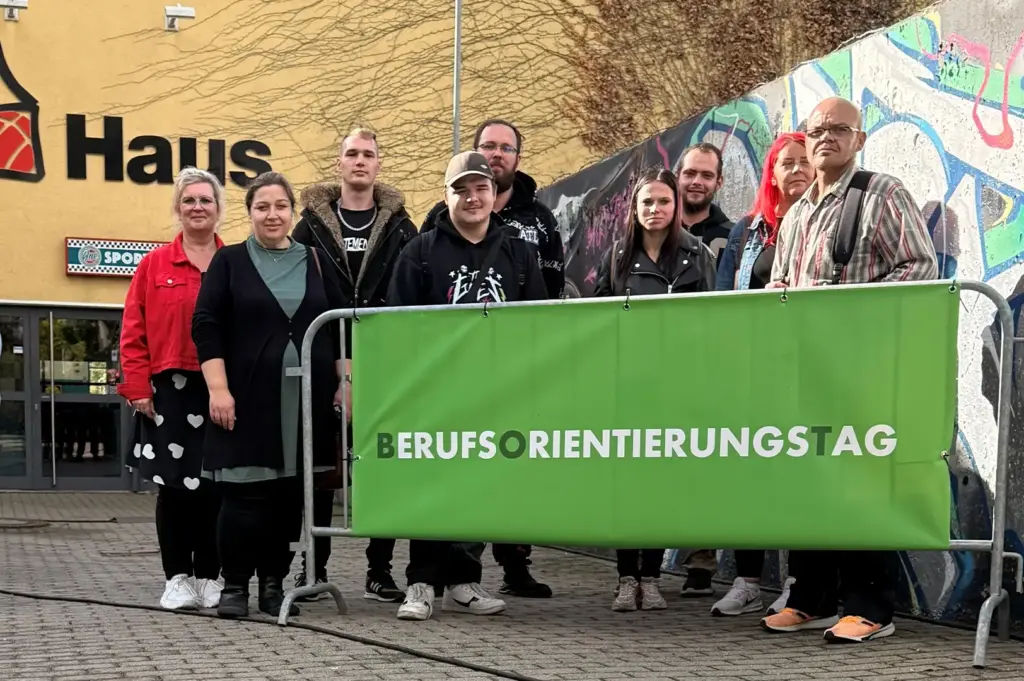 Aktive Eingliederung Besuch der Berufsmesse Gruppenfoto