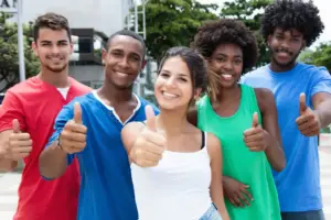 Ausländische Jugendliche Daumen hoch