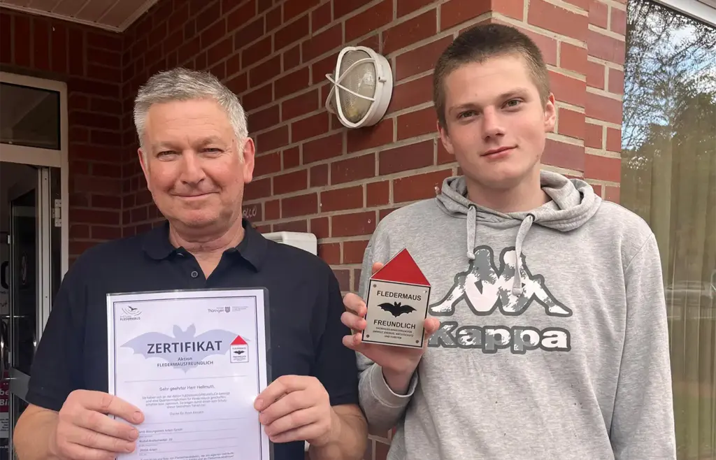 Ausbilder und Jugendlicher aus Artern mit der Auszeichnung des Fledermaus Projekts