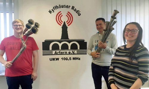 Michael Fichtl und Konrad Seifert vom Schalmeienorchester Mönchpfiffel-Nikolausrieth zu Gast bei Projektleiterin Aileen Rothenberg beim Kyffhäuser Radio.