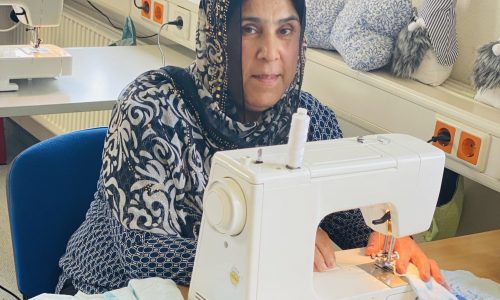 Rahima Mahmoodi bei der Arbeit an der Nähmaschine