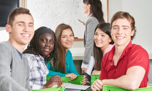 Multikulturelle Gruppe Teenager als Schüler in der Klasse