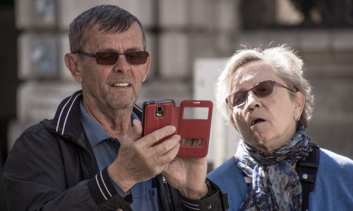 Senioren mit einem Handy
