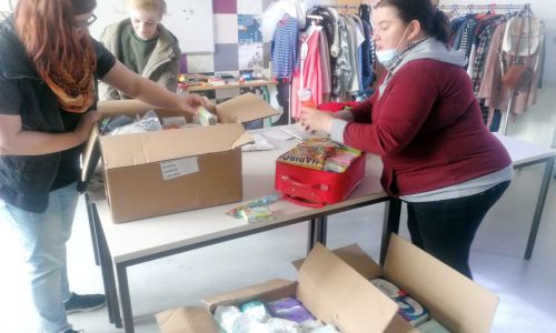 Teilnehmerinnen des Projektes Pro Aktiv des VHS-BILDUNGSWERKs in Aschersleben packen Hilfspakete